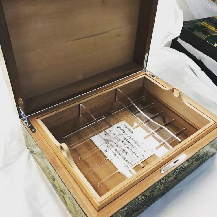 Japanese Urushi Lacquer humidor hand finished - Gold inlay, handcrafted cigar case, cigar case with Xikar hygrometer, cigar case for 125 cigars