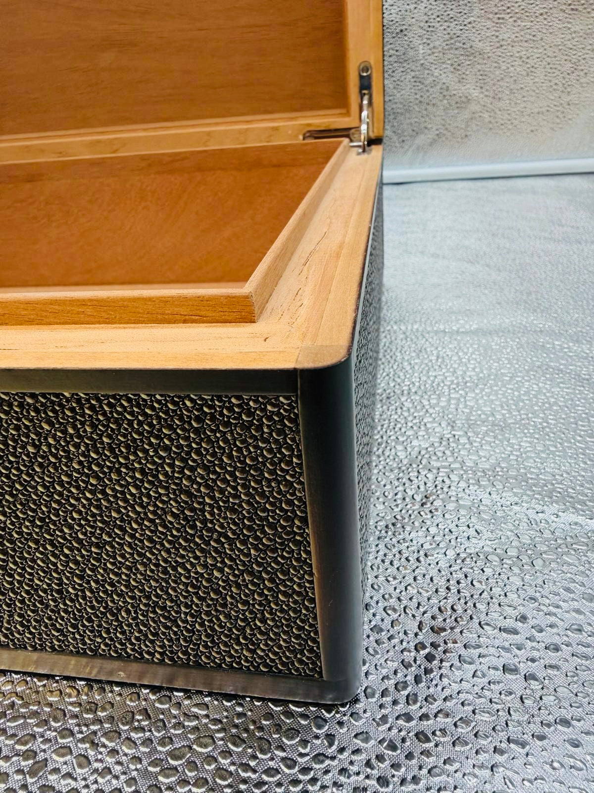 Desktop Humidor 120 cigars wood and Shagreen - STRUTHIO Collection